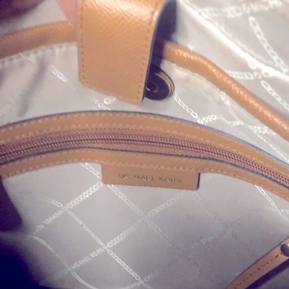 MICHAEL KORS light brown MADDIE lap top tote. - Picture 14 of 16